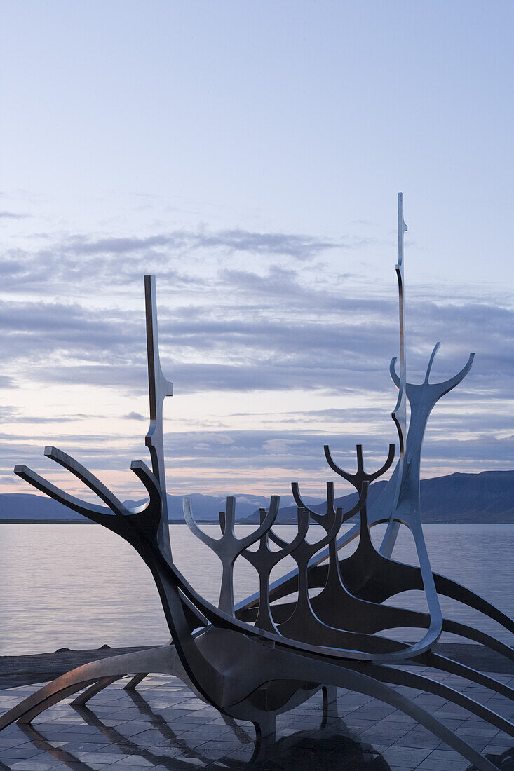 Skulptur eines Wikingerschiffs an der Küste am Abend, Reykjavik, Island, Europa