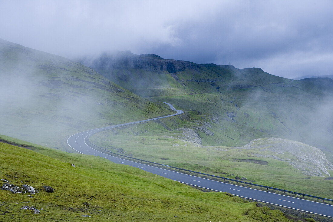 Straße im Nebel im Hochland der Insel Streymoy, Färoer Inseln