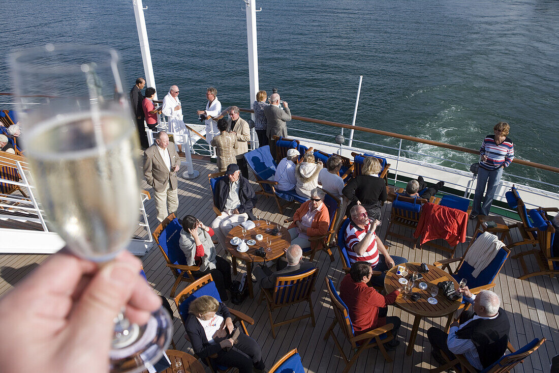 Sail-away Party mit Sekt an Bord von Kreuzfahrtschiff MS Deutschland (Reederei Peter Deilmann), Reykjavik, Island, Europa