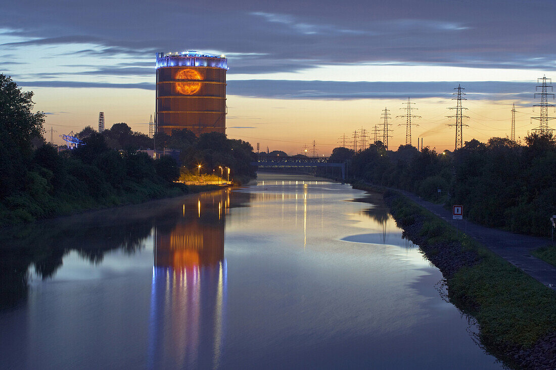 Blick über Rhein-Herne-Kanal zum Gasometer am Abend, Oberhausen, Nordrhein-Westfalen, Deutschland