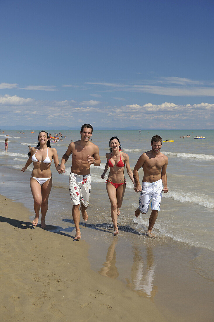 auf, Blau, Freunde, Gehen, Glücklich, Himmel, Italien, Jungen, Knaben, Leben, Leuchtturm, Meer, Mittelmeer, Paar, Partei, Running, Schwimmen, See, Sommer, Strand, Warm, Wasser, XJ9-812366, agefotostock 