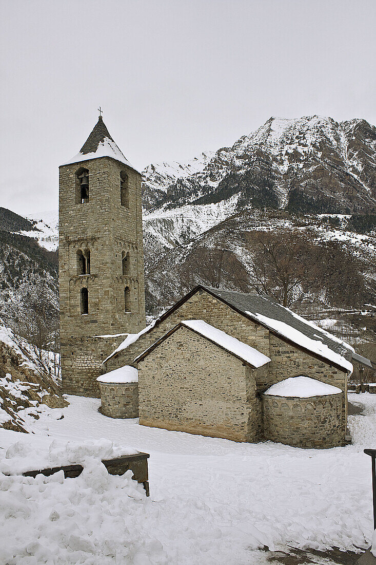 Iglesia románica del pueblo de Boi,  en Lleida,  España. Romanesque church of the village of Boi,  Lleida,  Spain