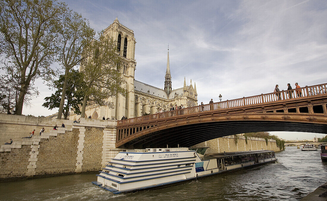Pontau Double bridge over the river Seine to the Ile de la Cite,  Notre Dame Cathedral, Paris,  France