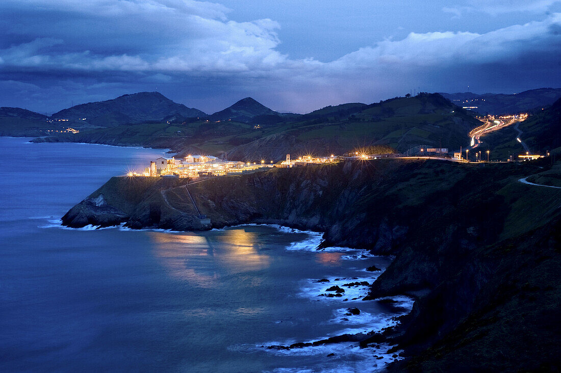 Vista nocturna de la fabrica de Fluor en Castro Urdiales desde Saltacaballo
