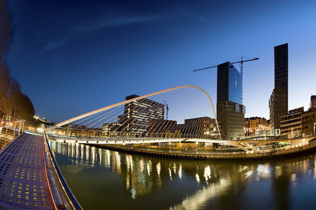 Vista de la ria de Bilbao con el puente Zubizuri del Arquitecto Santiago Calatrava