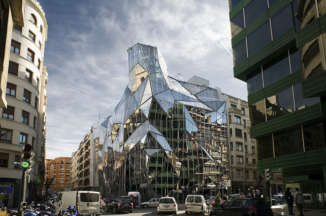 Nueva sede de Osakidetza,  edificio con fachada poliedrica con una imagen diferencial e innovadora