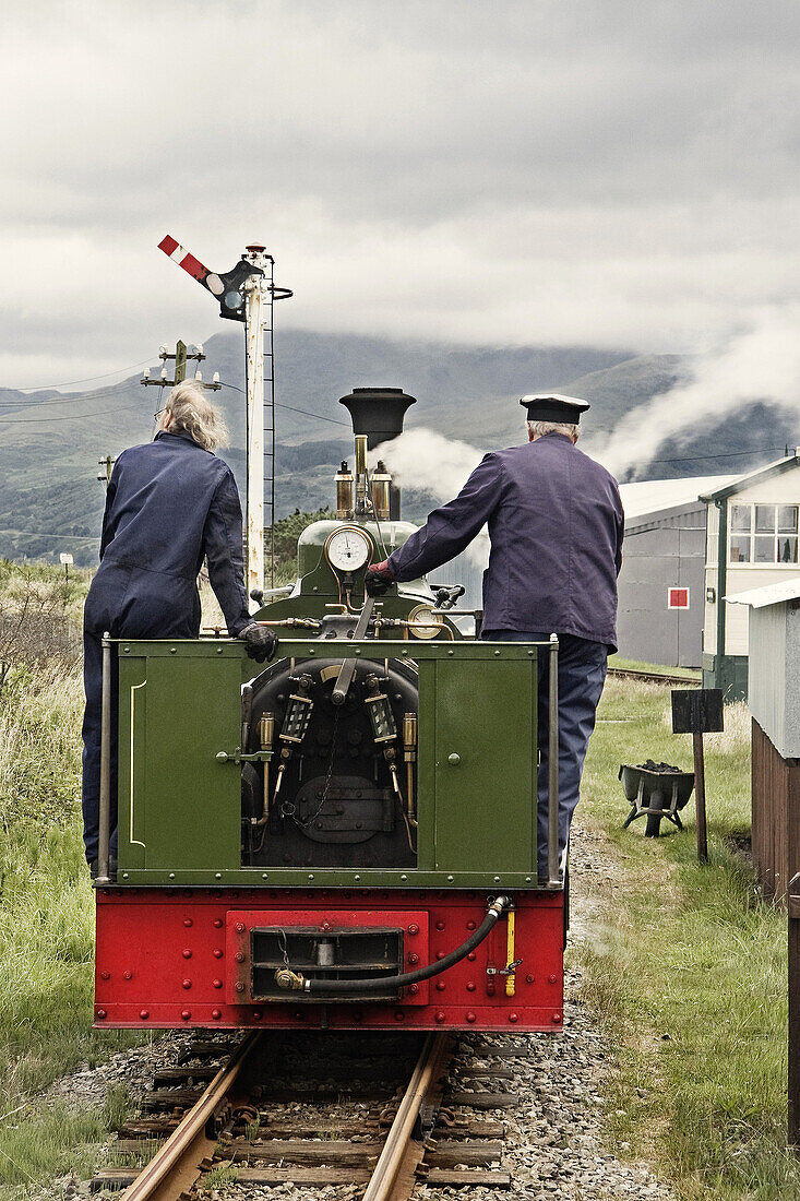 Locomotora a vapor en un pueblo de Gales,  Reino Unido.,  Steam locomotive in a village in Wales,  UK.