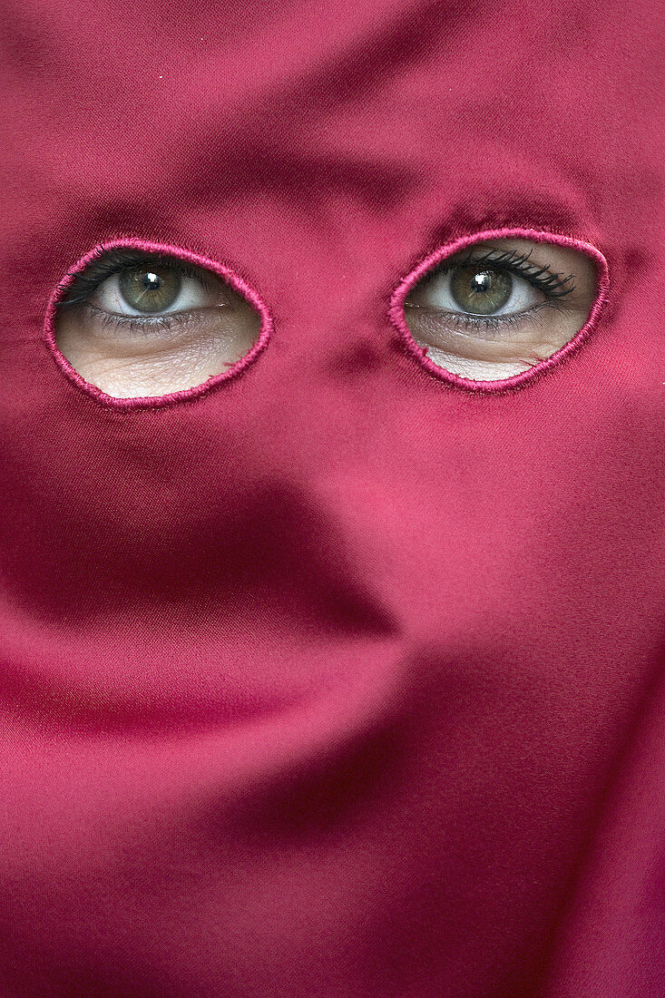 Una penitente en una procesión de la Semana Santa de Granada,  Andalucía,  España.,  A penitent in a procession of Holy Week in Granada,  Andalucia,  Spain.