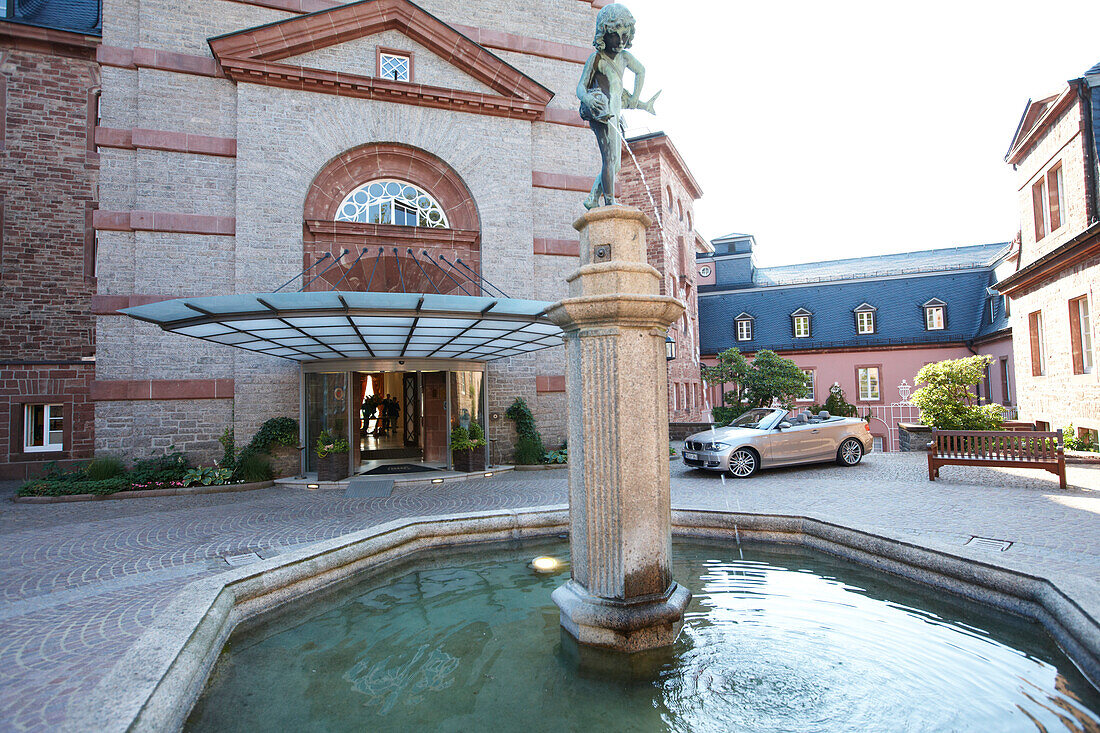 Cabrio vor Hotel Bühlerhöhe, Bühl, Schwarzwald, Baden-Württemberg, Deutschland