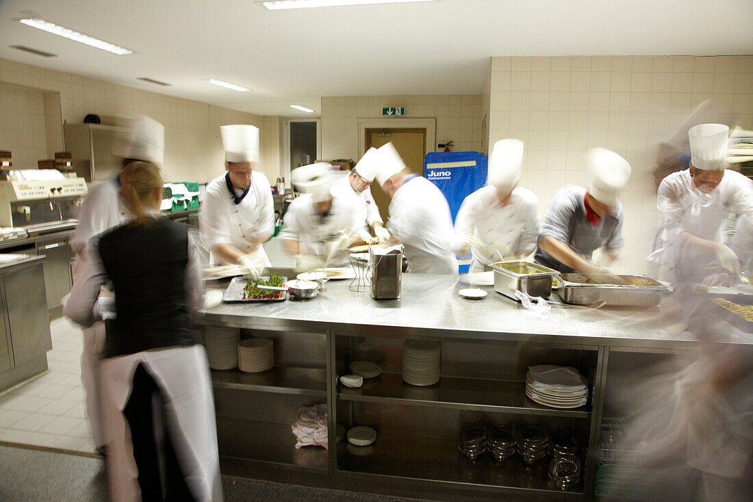 Köche in einer Grossküche, Hotel Waldhaus, Flims, Kanton Graubünden, Schweiz