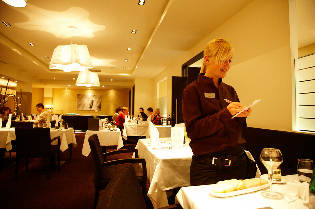 Kellnerin notiert Bestellung, Signina Restaurant, Rocksresort, Laax, Kanton Graubünden, Schweiz