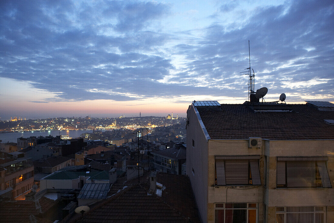 Abendlicher Blick auf die historische Altstadt von Istanbul, Türkei