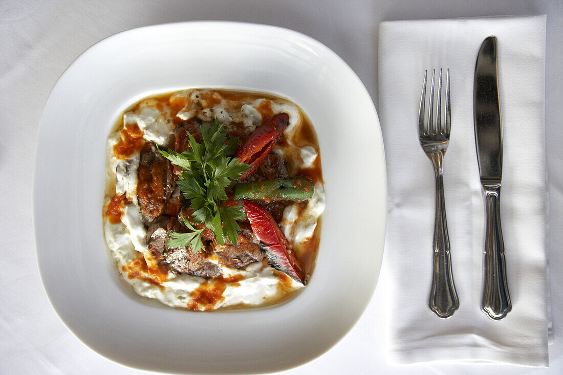 Lammfleisch mit Joghurt, Restaurant Borsa, Istanbul, Türkei