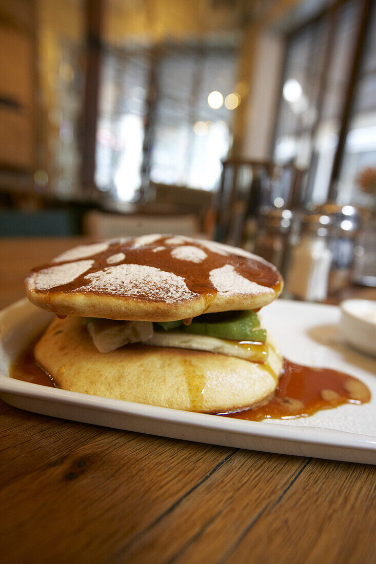 Pancake im The House Café, eingerichtet von Autoban, Istanbul, Türkei