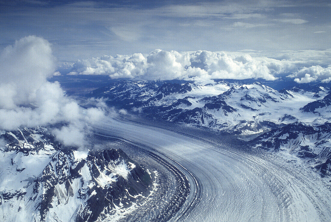 Luftaufnahme des Tokositna Gletschers unter Wolkenhimmel, Alaska Range, Alaska, USA, Vereinigte Staaten von Amerika