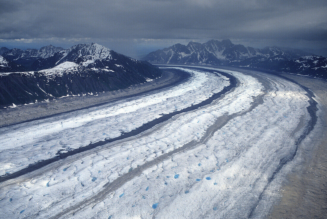 Luftaufnahme des Ruth Gletschers unter Wolkenhimmel, Alaska, USA, Vereinigte Staaten von Amerika