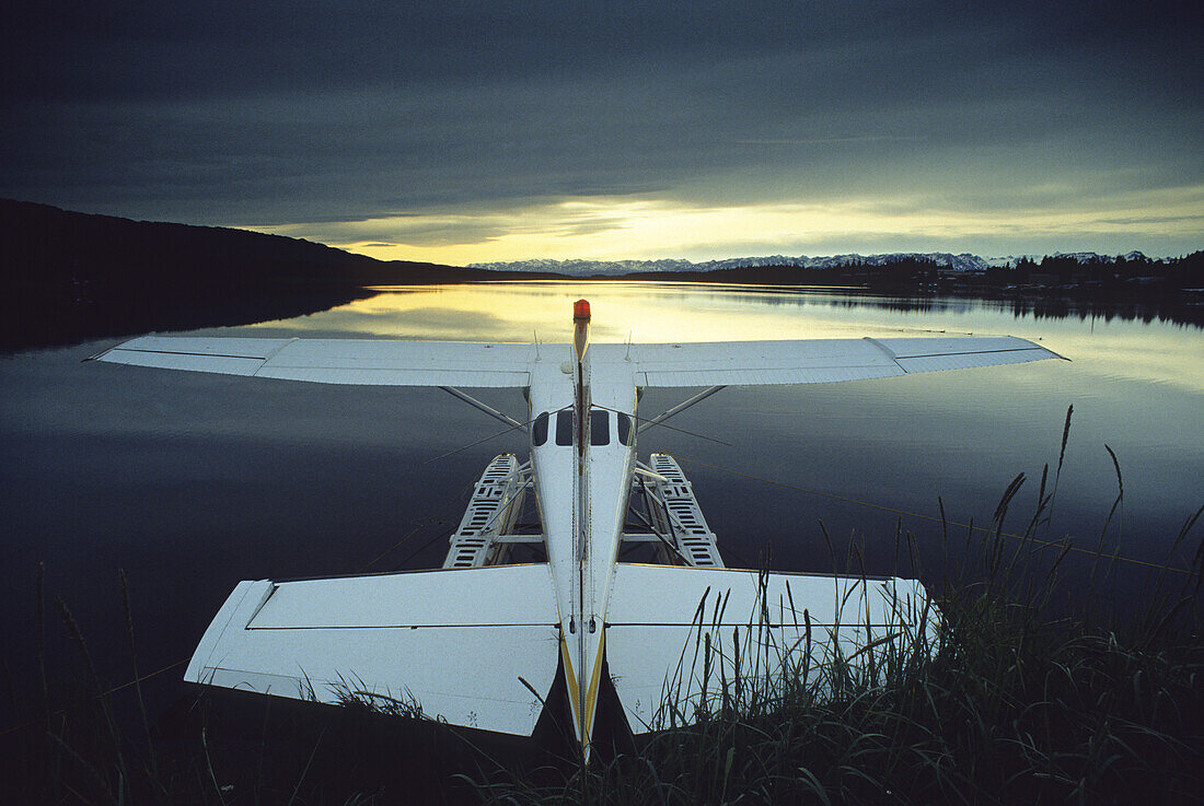 Wasserflugzeug am Beluga See unter dunklen Wolken, Kenai Halbinsel, Alaska, USA, Vereinigte Staaten von Amerika
