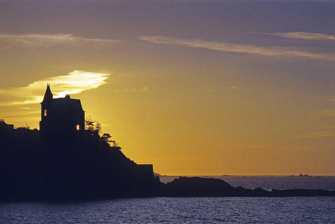 Haus an der Küste bei Sonnenuntergang, Bretagne, Frankreich, Europa