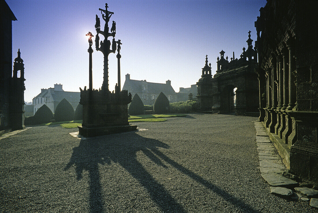 Kalvarienberg im Sonnenlicht vor dem Beinhaus von St. Thegonnec, Bretagne, Frankreich, Europa