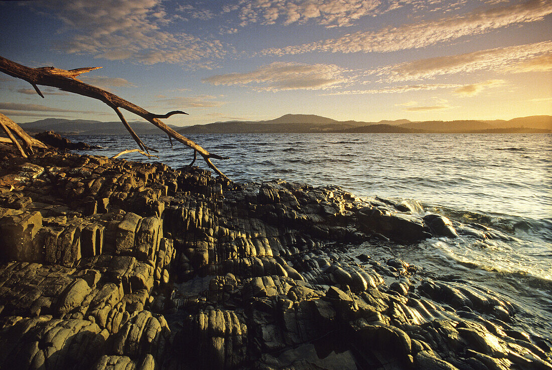 Morgenstimmung am felsigen Ufer des Huon River, Tasmanien, Australien