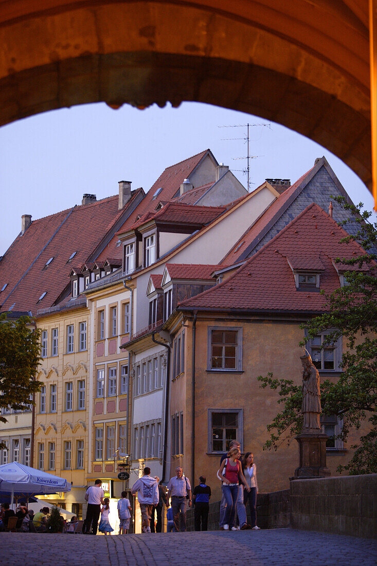 Blick durch Torbogen über Brücke, Bamberg, Oberfranken, Bayern, Deutschland