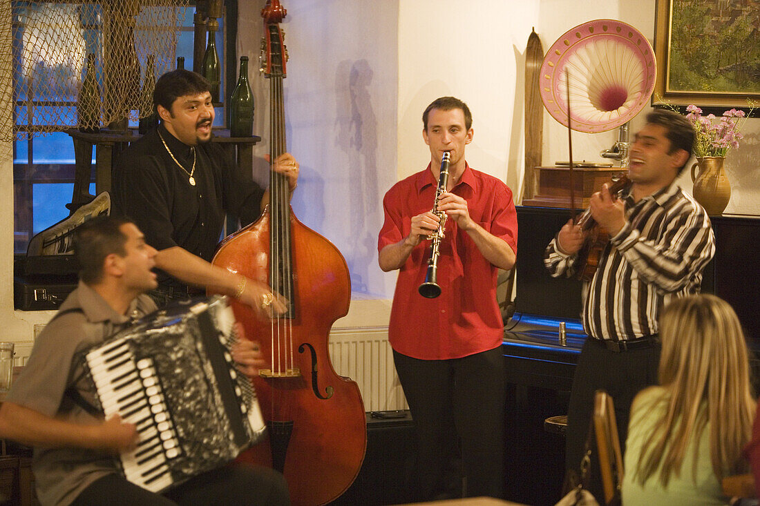 LiveMusik in der Krumlovsky mlyn, Cesky Krumlov, Krummau an der Moldau, Südböhmen, Tschechien