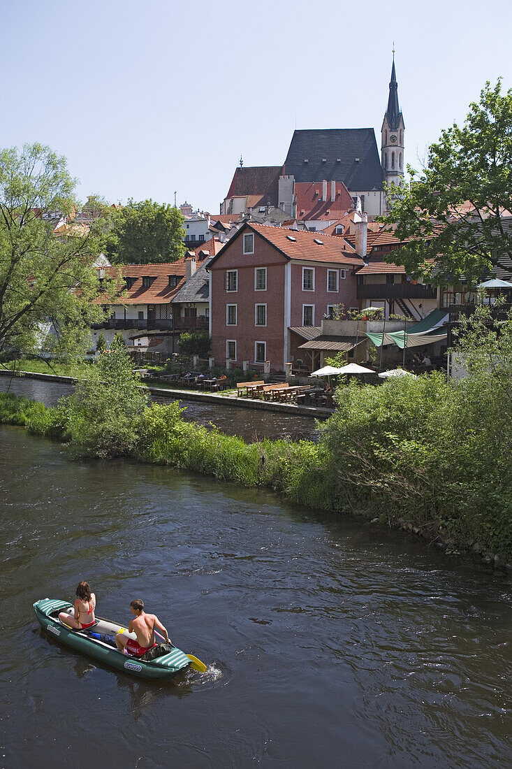 Kanu auf der Moldau, dahinter die Veitskirche, Cesky Krumlov, Krummau an der Moldau, Südböhmen, Tschechien