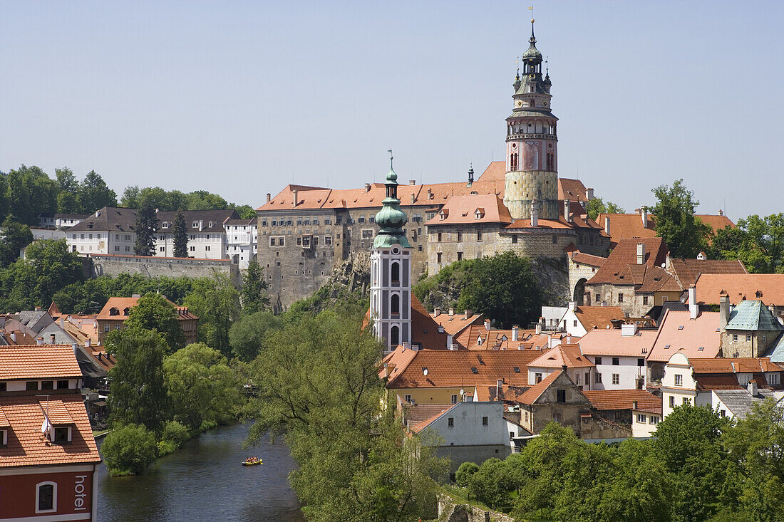 Altstadtansicht mit Moldau, Schloss und St. Jobst-Kirche, Cesky Krumlov, Krummau an der Moldau, Südböhmen, Tschechien