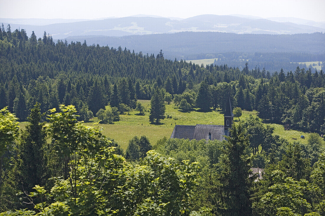 Burgruine Vitkuv Kamen, Blick auf die St Thoma Kirche, Südböhmen, Sumava, Tschechien
