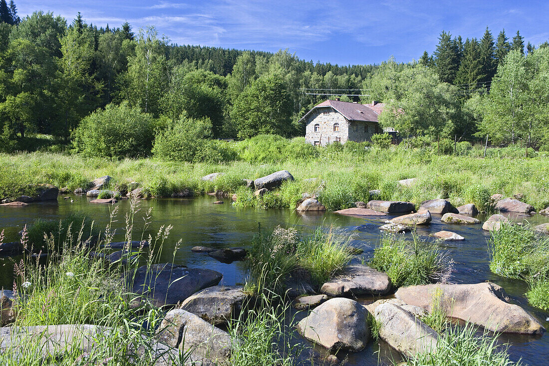 Bauernhof am Oberlauf der Moldau, Südböhmen, Sumava, Tschechien