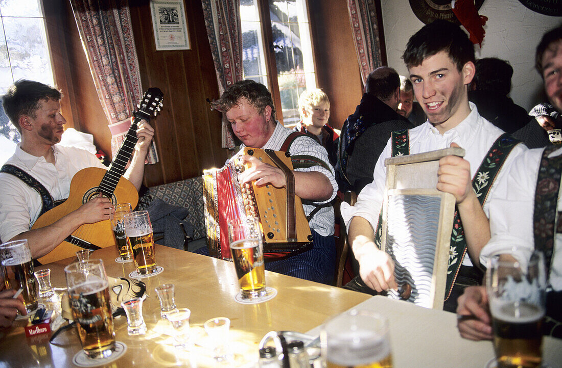 Musiker beim Bergfasching, Mittenwald, Oberbayern, Bayern, Deutschland