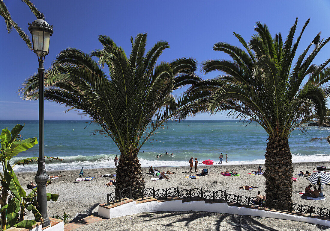 Blick über den Strand Playa del Salon, Nerja, Andalusien, Spanien