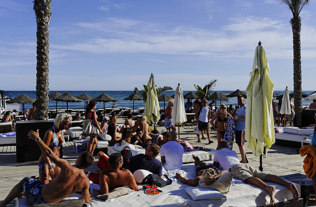 Urlauber im Buddha Beach Club, Puerto Banus, Marbella, Andalusien, Spanien