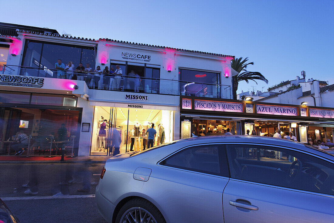 Luxury cars, Restaurants near harbour, … – License image – 70292257 ❘  lookphotos