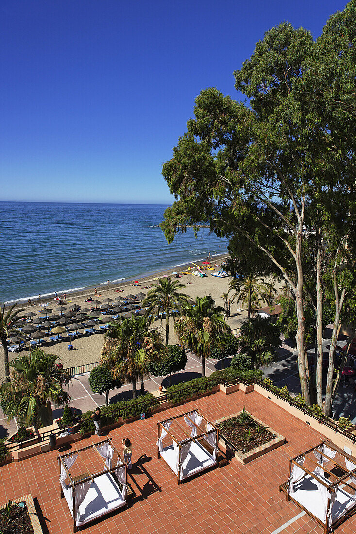 Blick über HotelTerasse und Strand , Marbella, Andalusien, Spanien