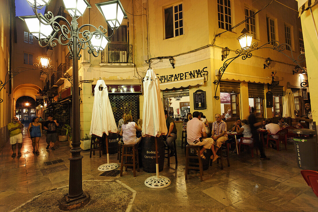 Gäste in der Quitapenas Bar, Pasaje de Chinitas, Malaga, Andalusien, Spanien