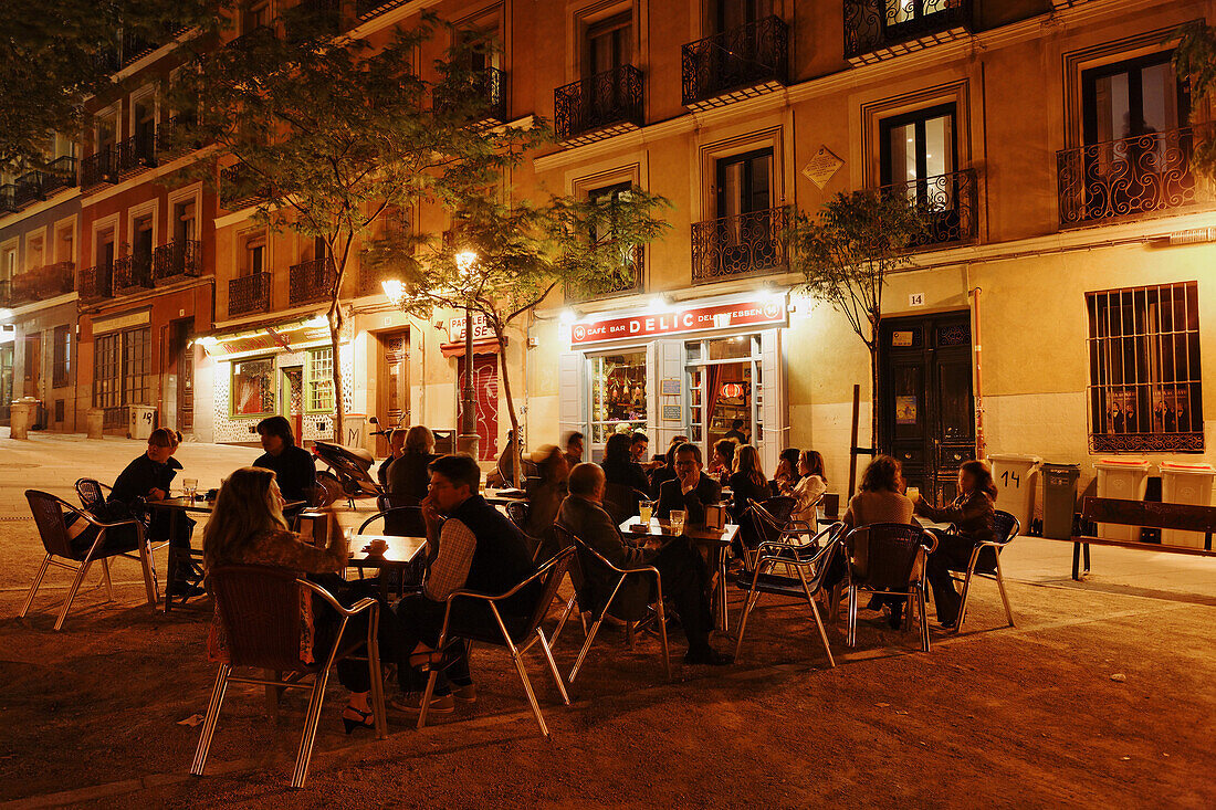 Gäste in einem Straßencafe an der Plaza de la Paja, Madrid, Spanien
