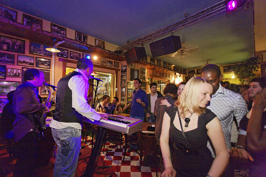 Auftritt im Salsa Club La Negra Tomasa, Calle de Huertas, Madrid, Spanien