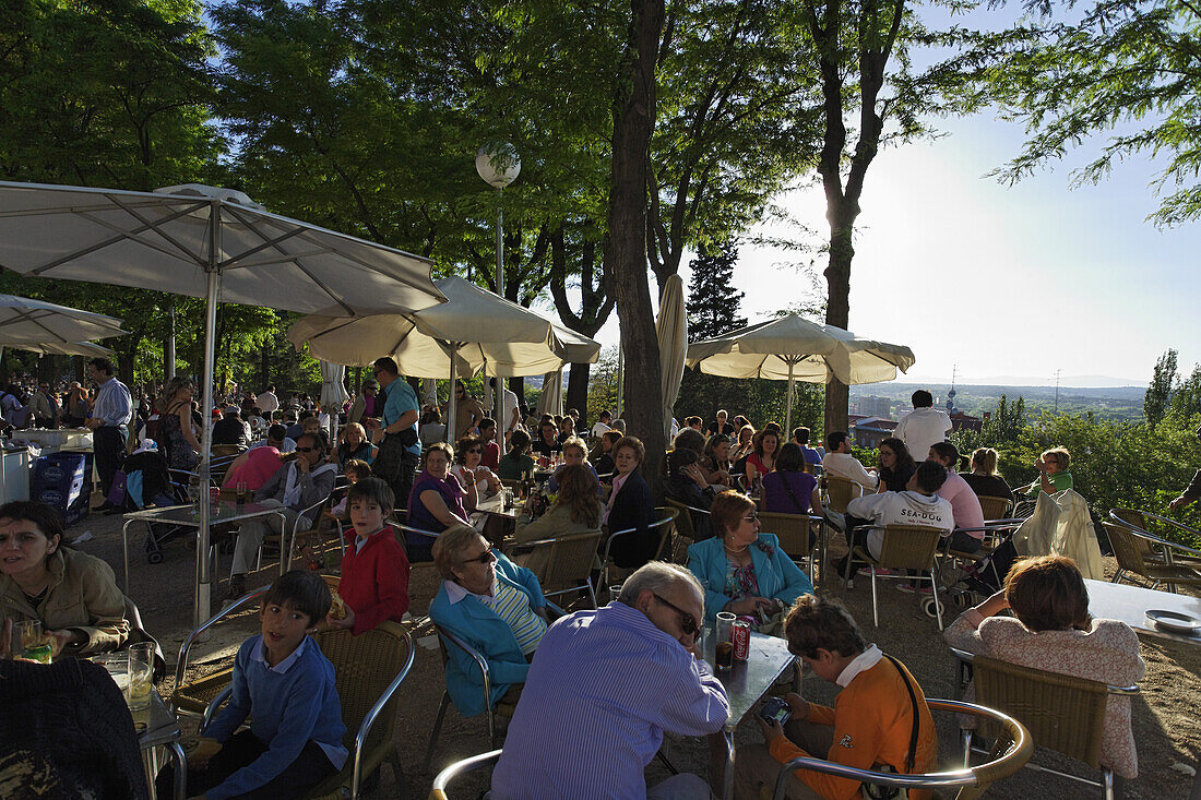 Besucher in einem Café, Jardines de las Vistillas, Madrid, Spanien