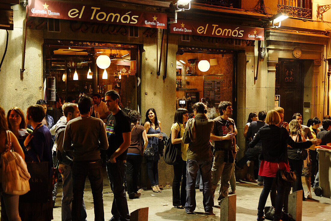 Young people outside the bar el Tomas, Cava Baja, Madrid, Spain