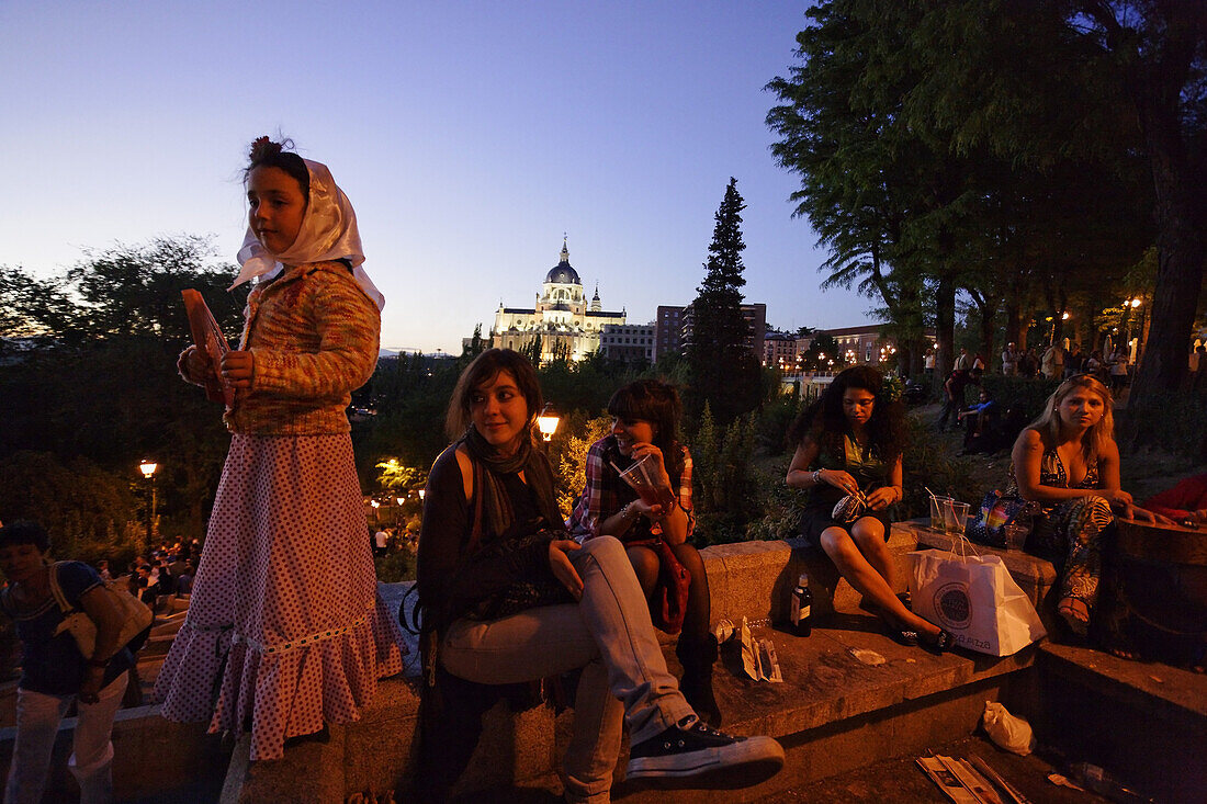 Besucher im Jardines de las Vistillas, Almudena-Kathedrale im Hintergrund, Fiestas de San Isidro Labrador, Madrid, Spanien