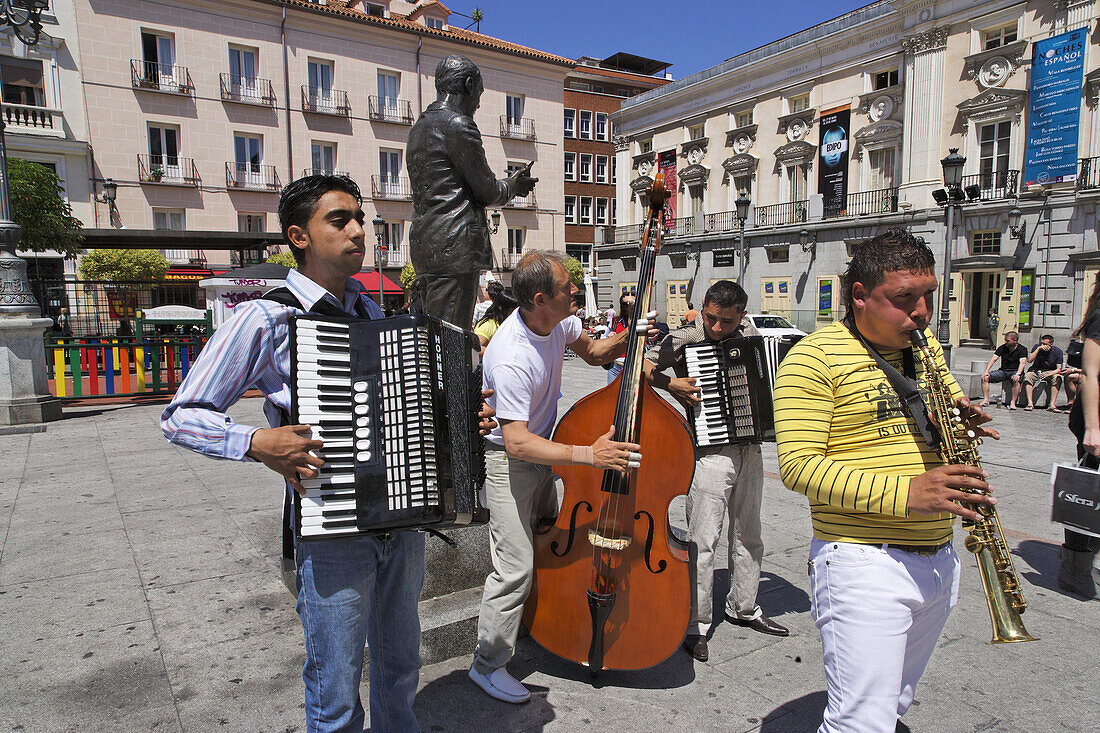 Street musicians, Plaza St. Ana, Calle de Huertas, Madrid, Spain