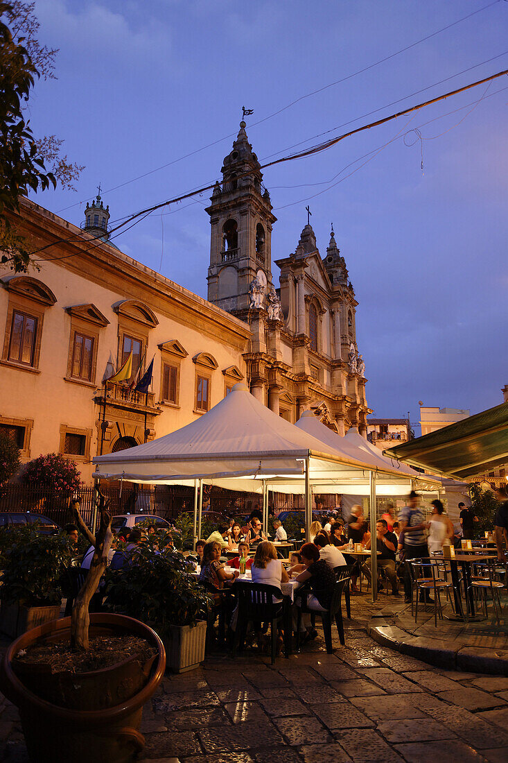 Restaurants an der Piazza Olivella, Chiesa di Sant'Ignazio all'Olivella im Hintergrund, Palermo, Sicily, Italy