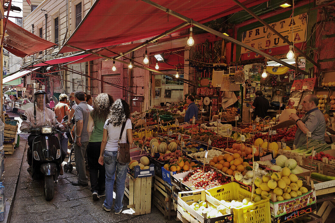 Obst- und Gemüsehändler, La Vucciria, Palermo, Sizilien, Italien