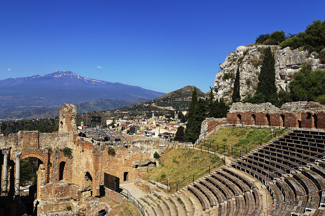 Antikes Theater mit Blick auf den Ätna, Taormina, Sizilien, Italien