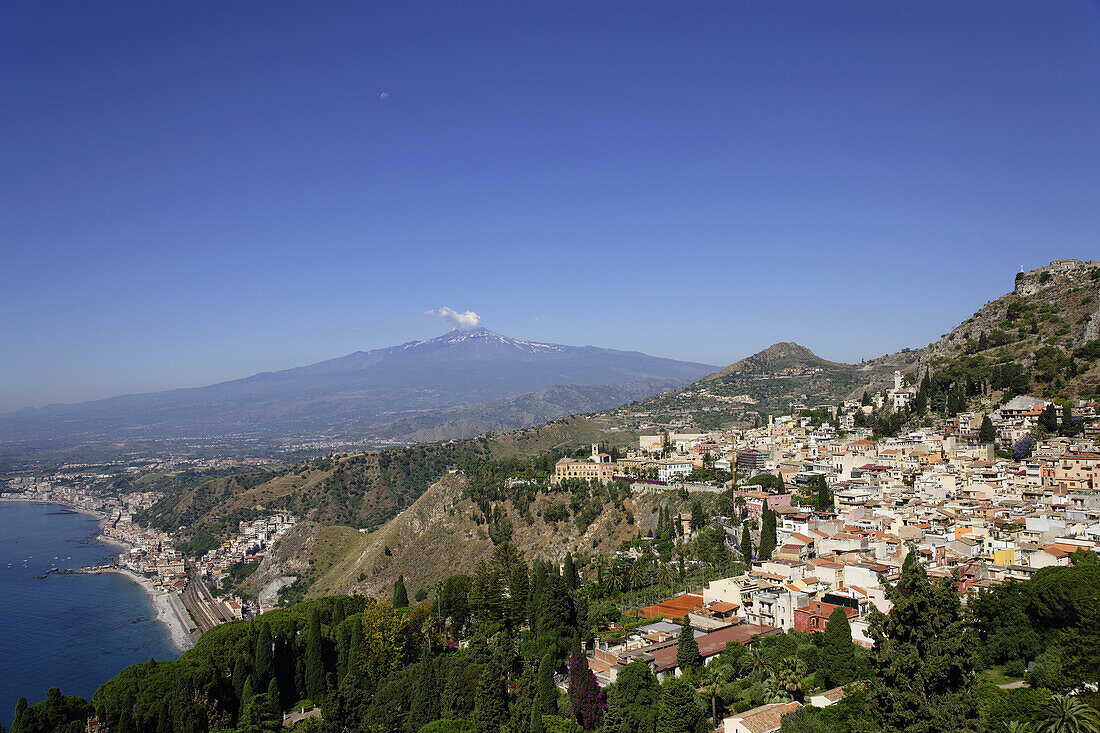 Blick über Taormina zum Ätna, Sizilien, Italien