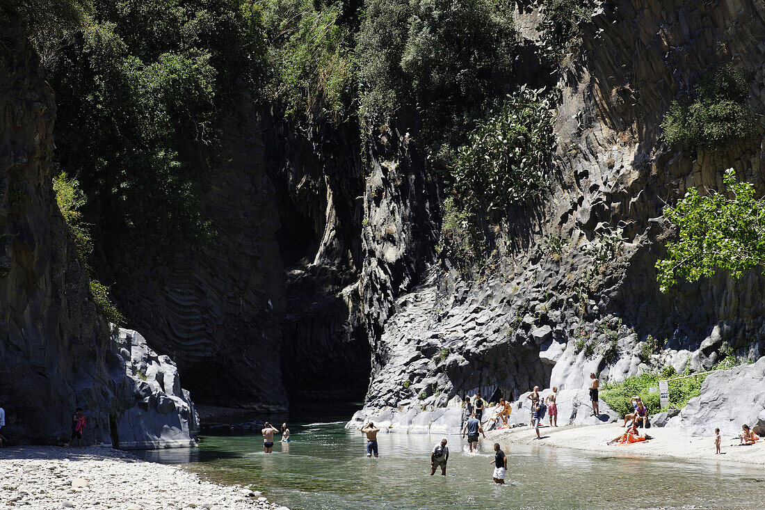 Leute baden in der Gole della Alcantara, Sizilien, Italien