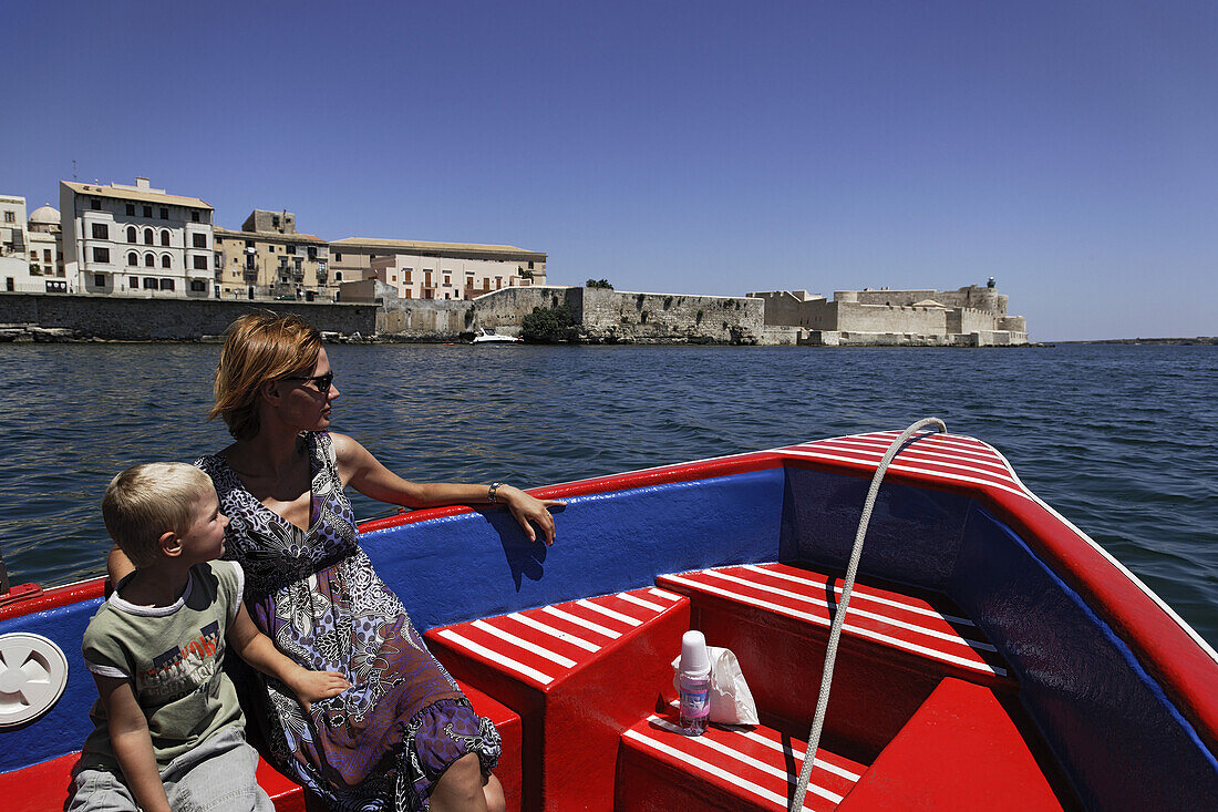 Mutter und Sohn machen einen Bootsausflug, Syrakus, Sizilien, Italien