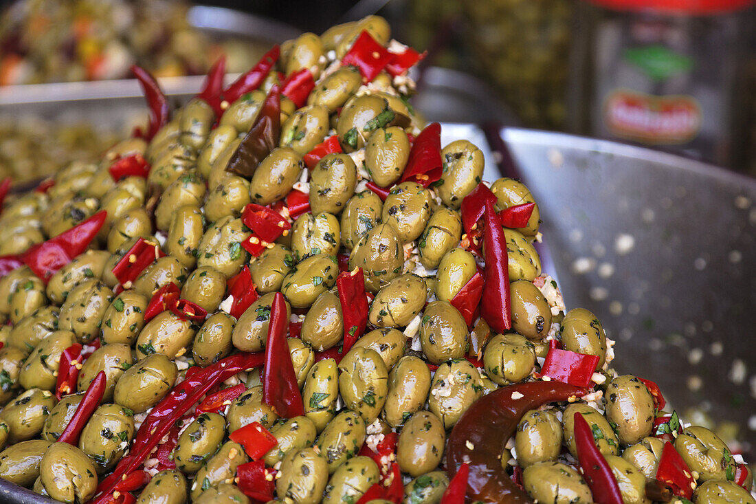 Oliven auf dem Fischmarkt, Catania, Sizilien, Italien