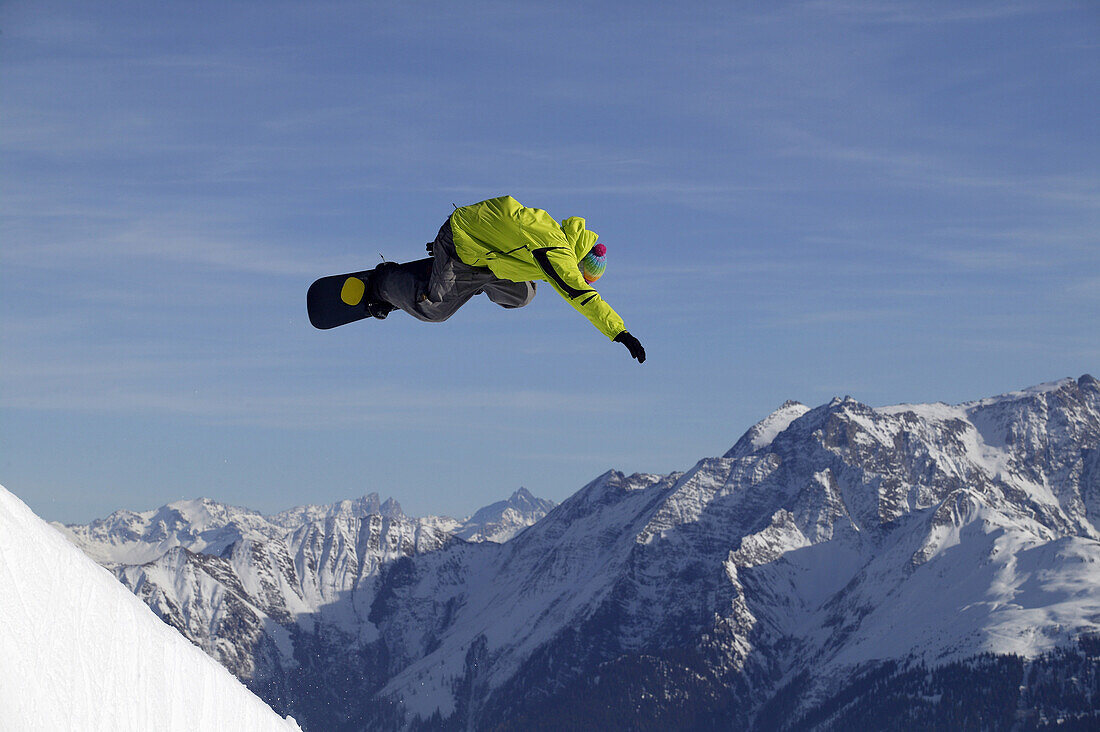 Snowboarder im Sprung, Crap Sogn Gion, Laax, Graubünden, Schweiz